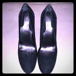 Pre owned Nine West Suede Black pump size 9M